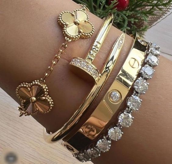 CLOVER Gold Bracelet - Timeless Shine for Everyday Glamour