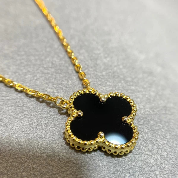 CLOVER Black Pendant Necklace