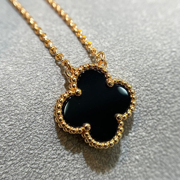 CLOVER Black Pendant Necklace