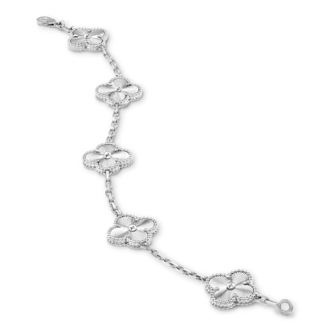 CLOVER Silver Bracelet - Delicate, Timeless Shine