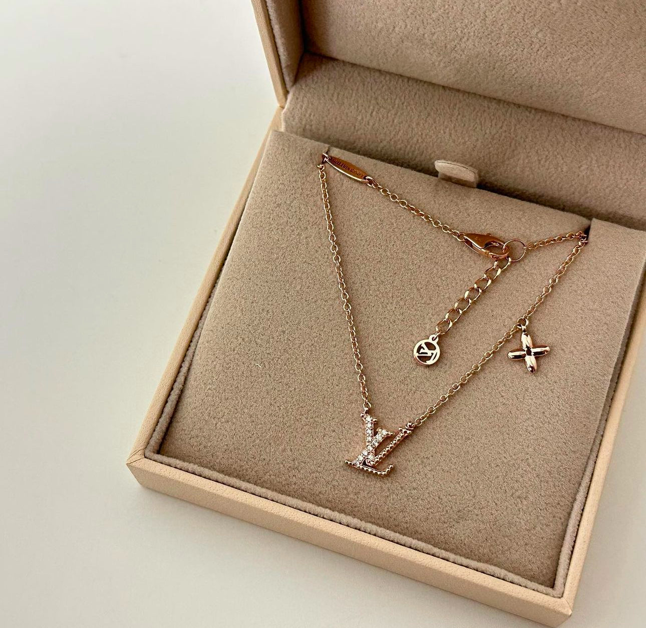 Exquisite Almira Necklace – Exclusive Edition