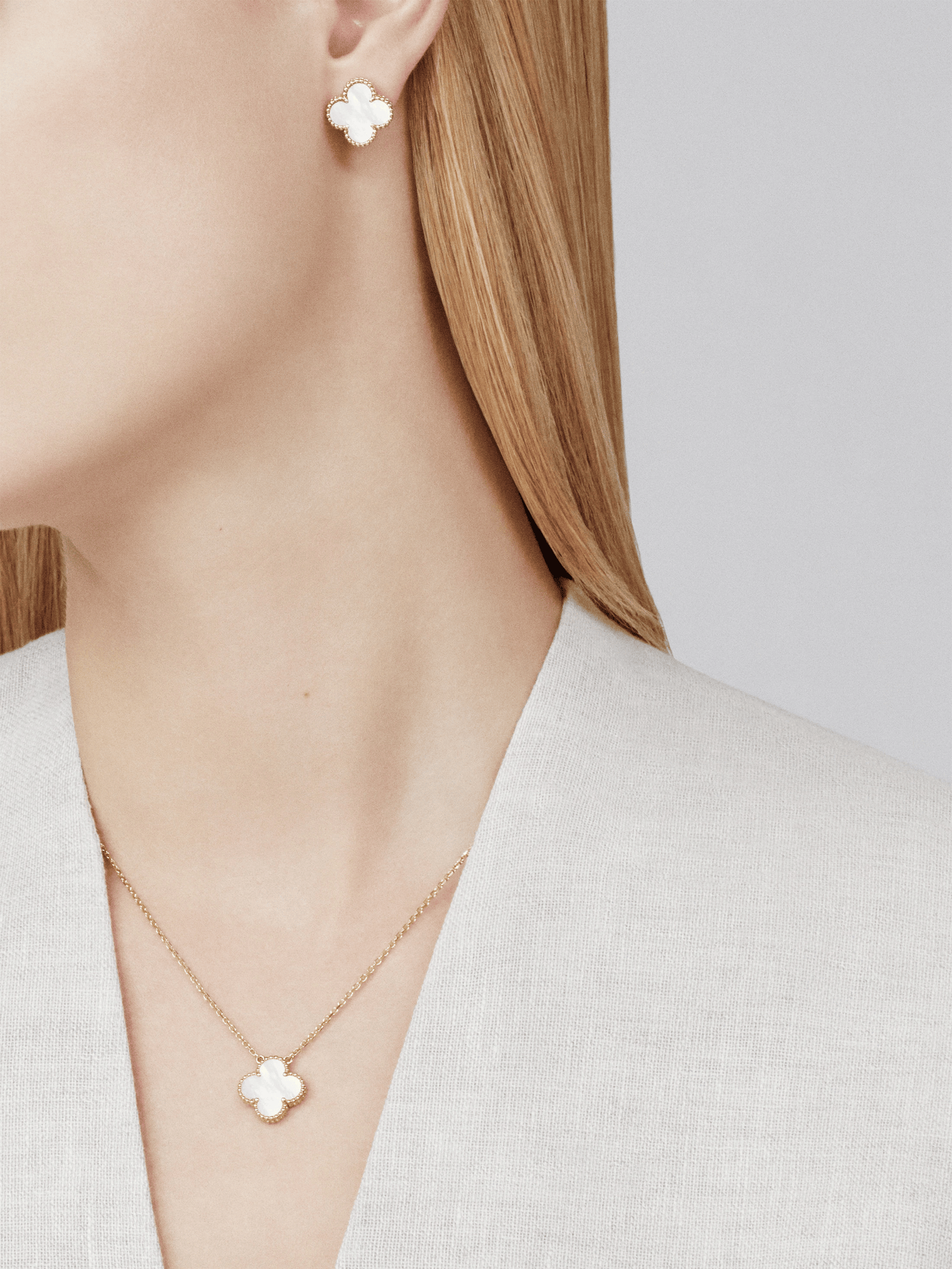 CLOVER White/Gold Necklace – Timeless Elegance for Everyday Style